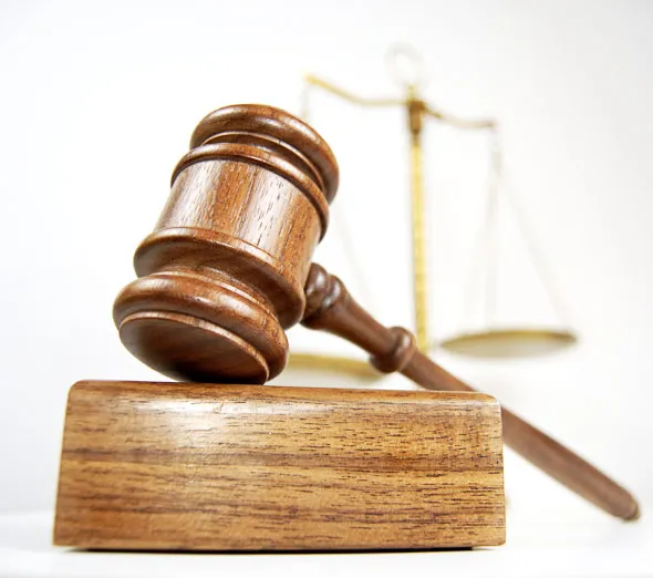 Młotek sędziowski symbolizujący dochodzenie roszczeń za szkodę medyczną